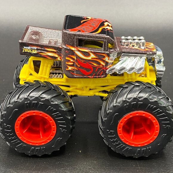 Hot Wheels Bone Shaker Color Shifters 1:64 Diecast Monster Truck - Picture 5 of 16